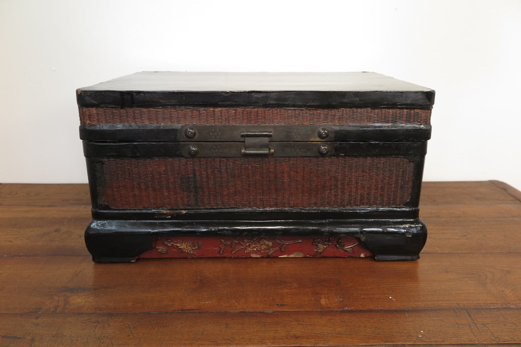 Box Cina Proveniente Dalla Zona Di Pechino, Intrecciato E Laccato. Dimensioni 46x30xh24cm.