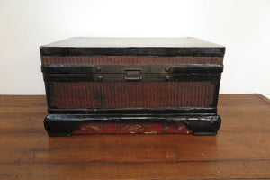 Box Cina Proveniente Dalla Zona Di Pechino, Intrecciato E Laccato. Dimensioni 46x30xh24cm.