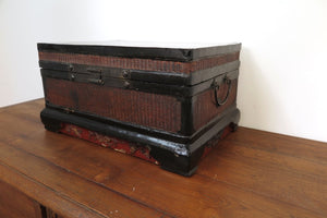 Box Cina Proveniente Dalla Zona Di Pechino, Intrecciato E Laccato. Dimensioni 46x30xh24cm.