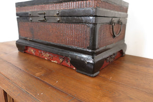 Box Cina Proveniente Dalla Zona Di Pechino, Intrecciato E Laccato. Dimensioni 46x30xh24cm.