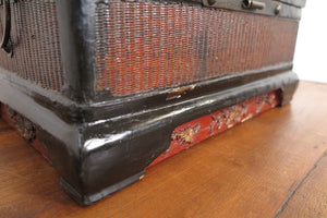 Box Cina Proveniente Dalla Zona Di Pechino, Intrecciato E Laccato. Dimensioni 46x30xh24cm.