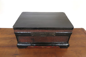 Box Cina Proveniente Dalla Zona Di Pechino, Intrecciato E Laccato. Dimensioni 46x30xh24cm.
