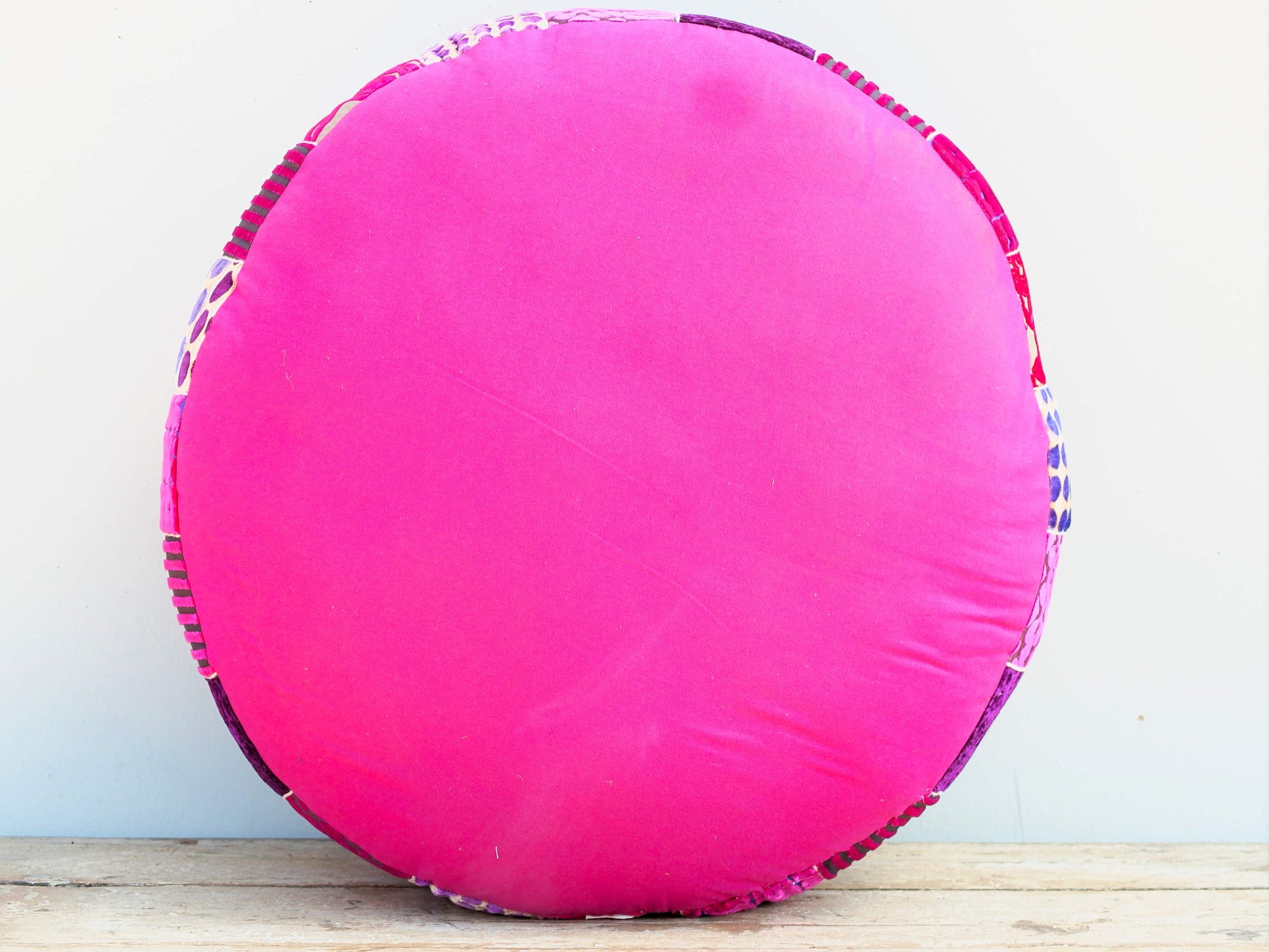 Pouff Indiano ricamato a mano, prodotto artigianalmente ed assemblato a mano. Pezzo unico ed artigianale al 100%.  Dimensioni diametro 63 h23cm.