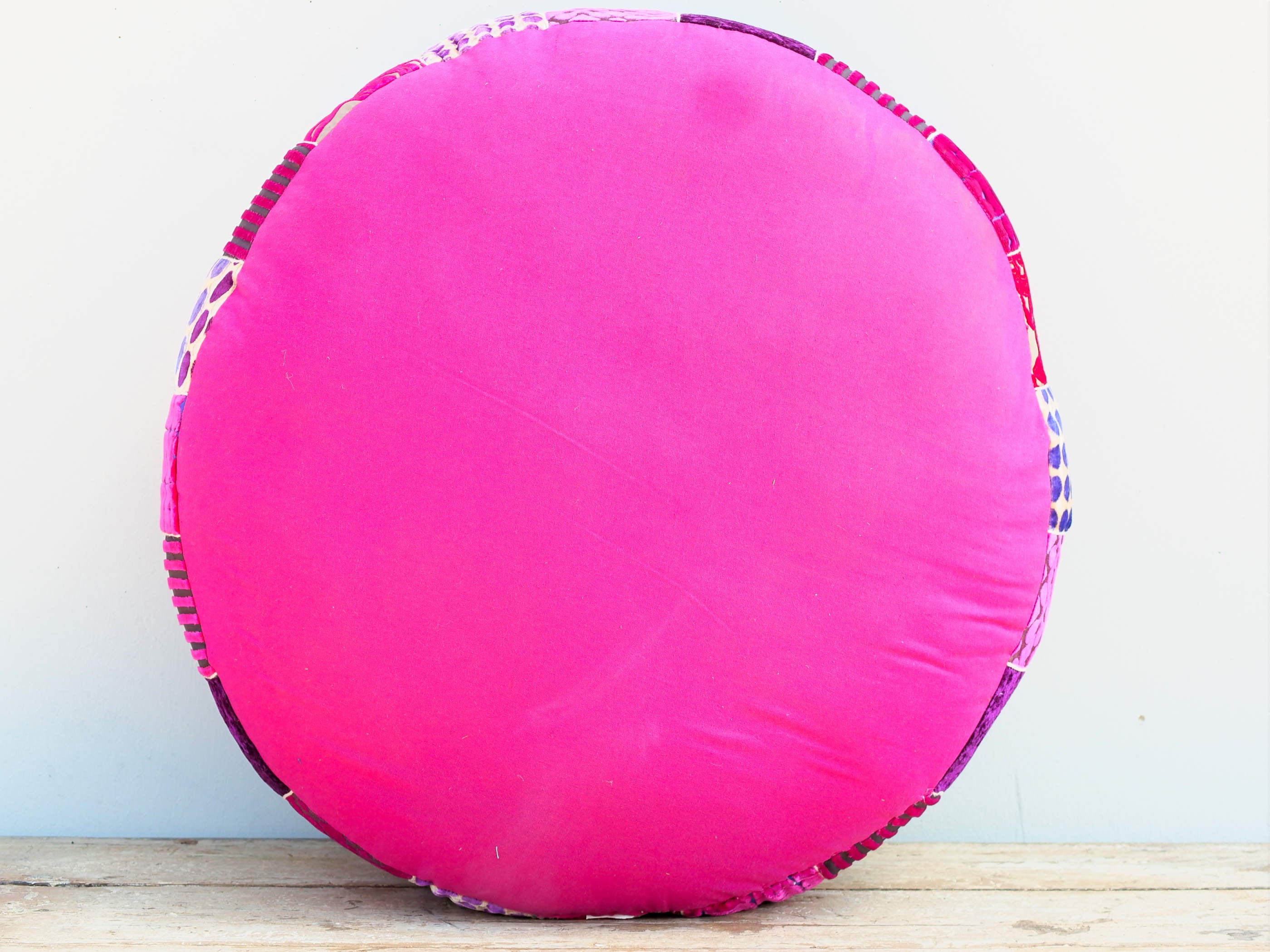 Pouff Indiano ricamato a mano, prodotto artigianalmente ed assemblato a mano. Pezzo unico ed artigianale al 100%.  Dimensioni diametro 63 h23cm.