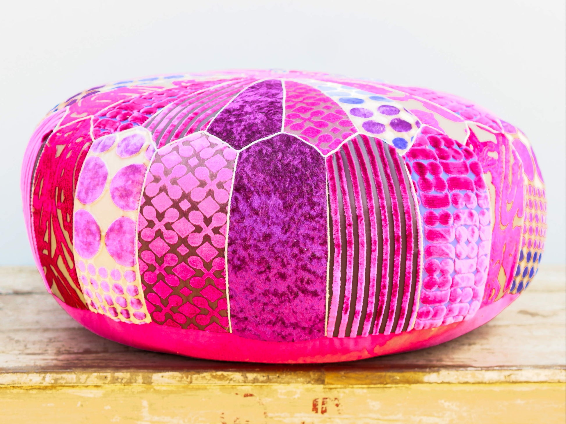 Pouff Indiano ricamato a mano, prodotto artigianalmente ed assemblato a mano. Pezzo unico ed artigianale al 100%.  Dimensioni diametro 63 h23cm.