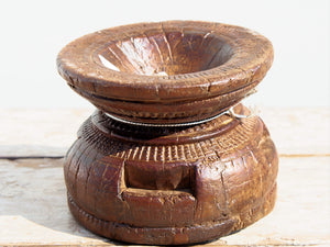 portacandele indiano ricavato da un antico separatore per il riso indiano in legno di teak inciso, oggetti di lavoro antichi usati per cereali .  dimensioni diam.15 h11cm