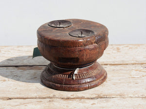 portacandele indiano ricavato da un antico separatore per il riso indiano in legno di teak inciso, oggetti di lavoro antichi usati per cereali .  dimensioni diam.15 h11cm