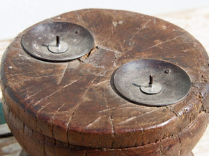 portacandele indiano ricavato da un antico separatore per il riso indiano in legno di teak inciso, oggetti di lavoro antichi usati per cereali .  dimensioni diam.15 h11cm