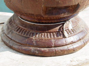 portacandele indiano ricavato da un antico separatore per il riso indiano in legno di teak inciso, oggetti di lavoro antichi usati per cereali .  dimensioni diam.15 h11cm