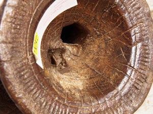 portacandele indiano ricavato da un antico separatore per il riso indiano in legno di teak inciso, oggetti di lavoro antichi usati per cereali .  dimensioni diam.15 h11cm