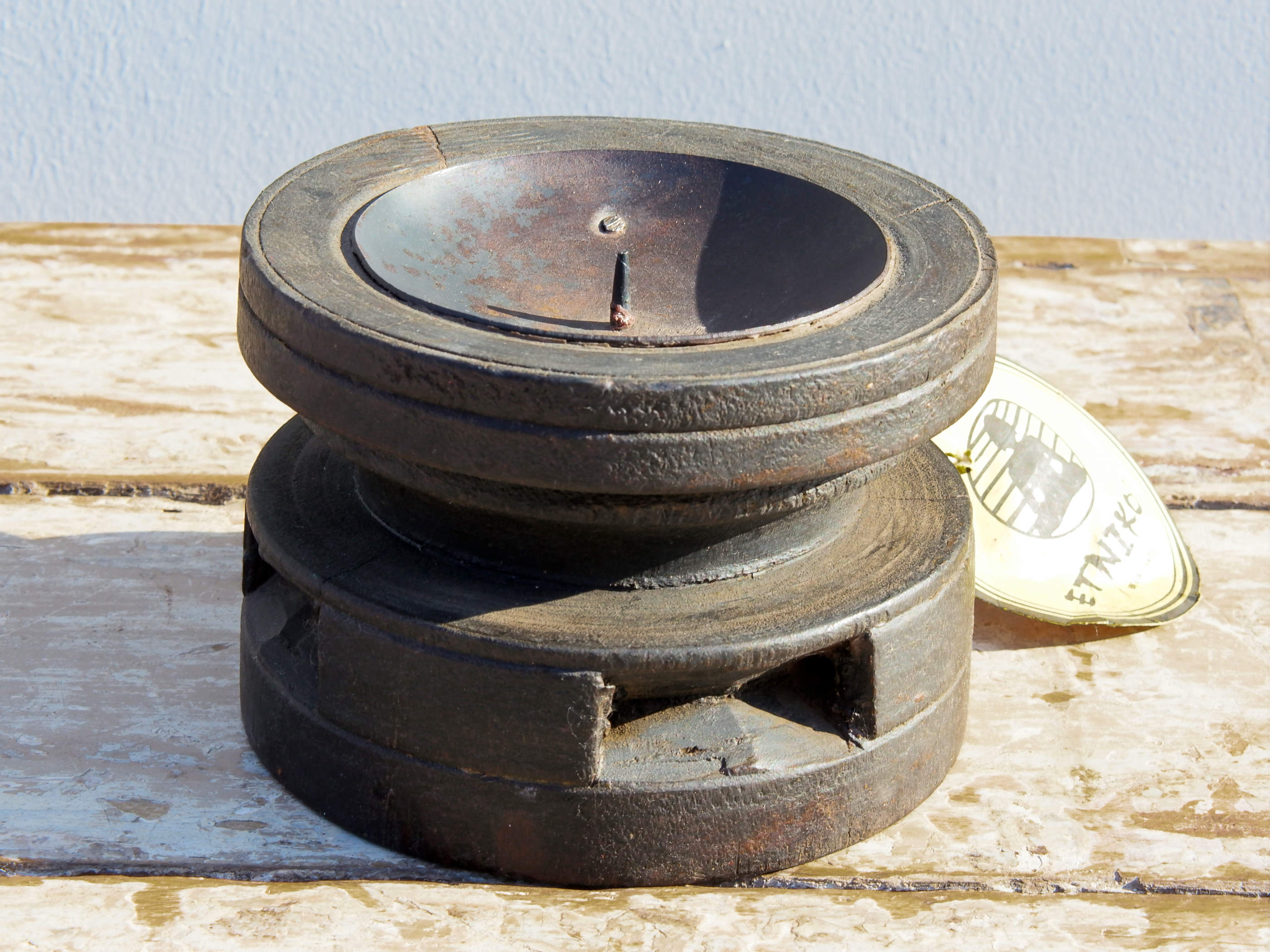 portacandele indiano ricavato da un antico separatore per il riso indiano in legno di teak inciso, oggetti di lavoro antichi usati per cereali .  dimensioni diam.15 h11cm