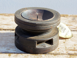 portacandele indiano ricavato da un antico separatore per il riso indiano in legno di teak inciso, oggetti di lavoro antichi usati per cereali .  dimensioni diam.15 h11cm