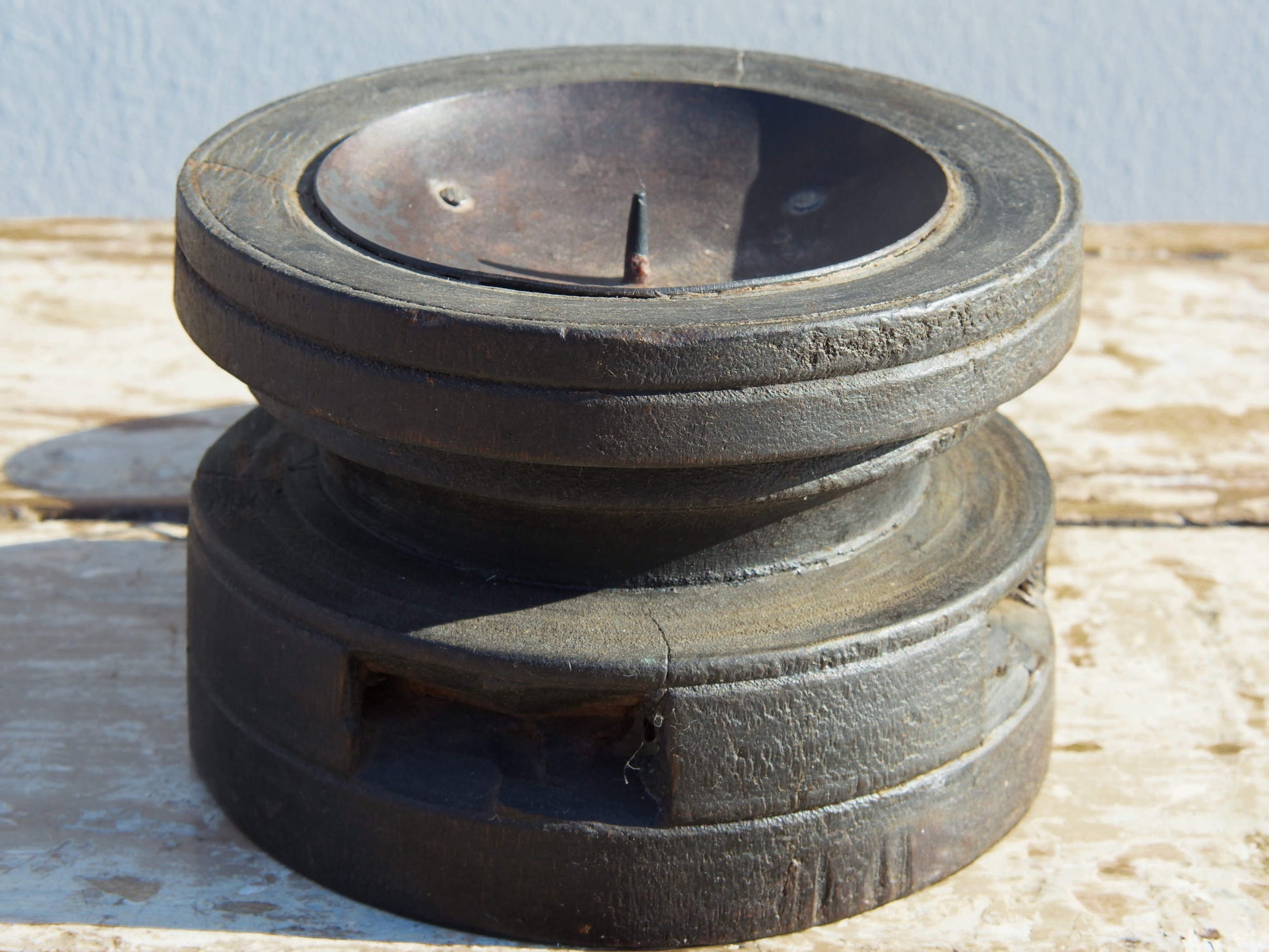 portacandele indiano ricavato da un antico separatore per il riso indiano in legno di teak inciso, oggetti di lavoro antichi usati per cereali .  dimensioni diam.15 h11cm