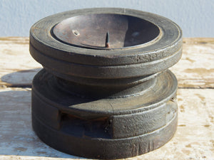 portacandele indiano ricavato da un antico separatore per il riso indiano in legno di teak inciso, oggetti di lavoro antichi usati per cereali .  dimensioni diam.15 h11cm