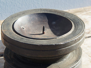 portacandele indiano ricavato da un antico separatore per il riso indiano in legno di teak inciso, oggetti di lavoro antichi usati per cereali .  dimensioni diam.15 h11cm