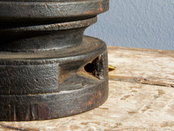 portacandele indiano ricavato da un antico separatore per il riso indiano in legno di teak inciso, oggetti di lavoro antichi usati per cereali .  dimensioni diam.15 h11cm