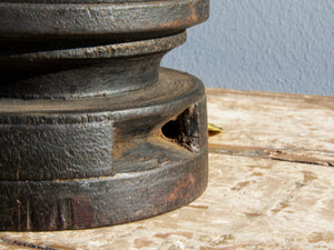 portacandele indiano ricavato da un antico separatore per il riso indiano in legno di teak inciso, oggetti di lavoro antichi usati per cereali .  dimensioni diam.15 h11cm