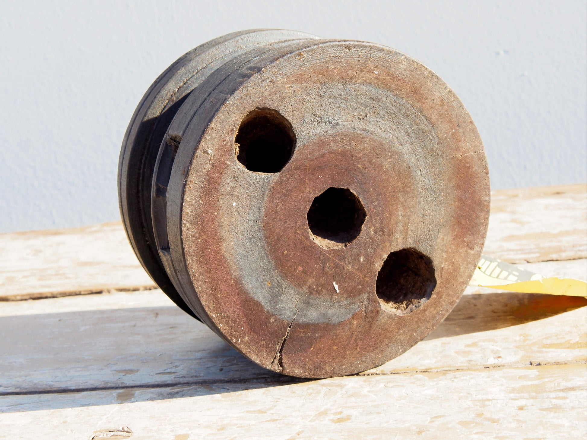 portacandele indiano ricavato da un antico separatore per il riso indiano in legno di teak inciso, oggetti di lavoro antichi usati per cereali .  dimensioni diam.15 h11cm