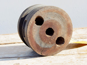 portacandele indiano ricavato da un antico separatore per il riso indiano in legno di teak inciso, oggetti di lavoro antichi usati per cereali .  dimensioni diam.15 h11cm