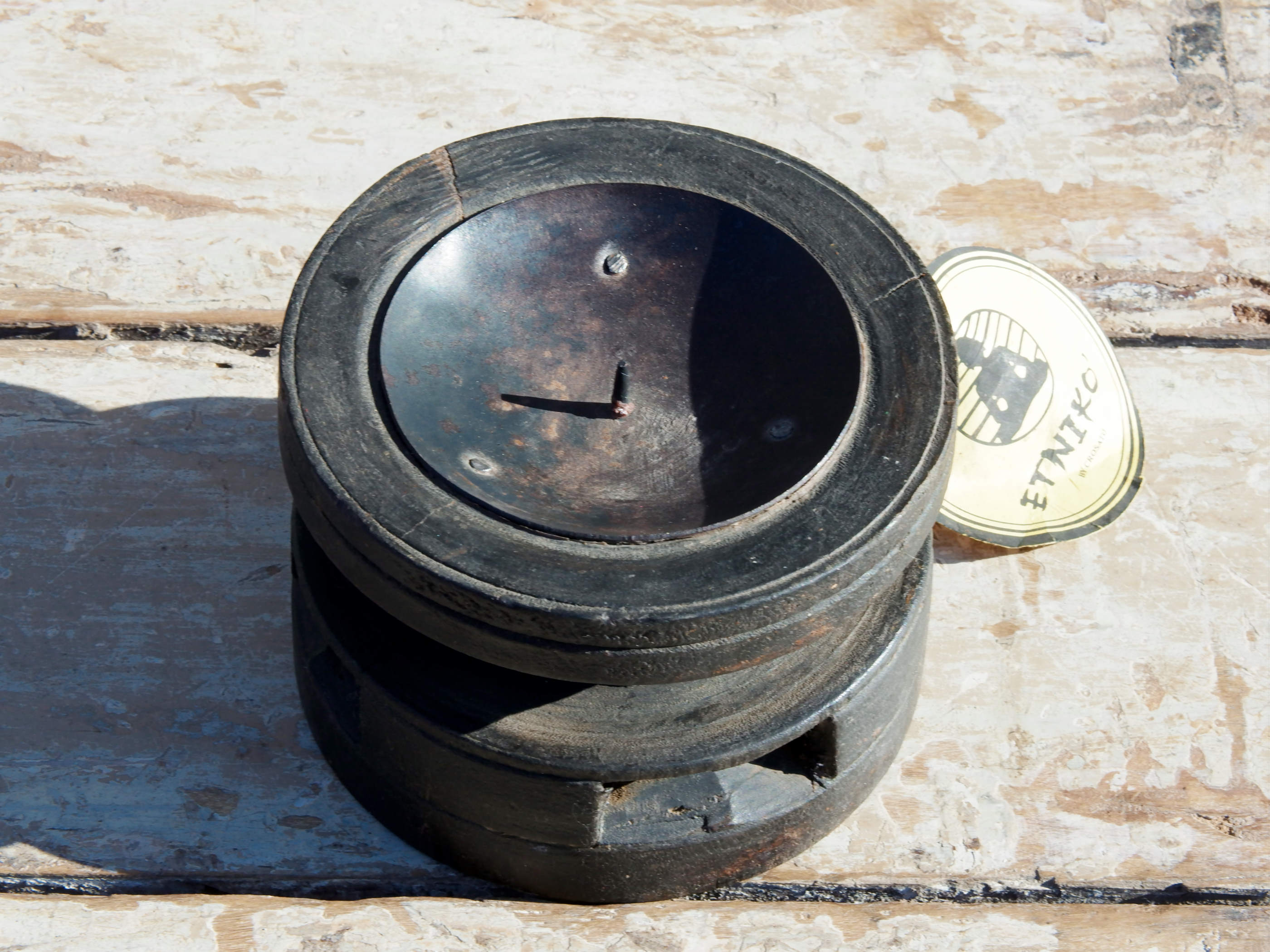 portacandele indiano ricavato da un antico separatore per il riso indiano in legno di teak inciso, oggetti di lavoro antichi usati per cereali .  dimensioni diam.15 h11cm
