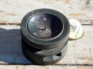 portacandele indiano ricavato da un antico separatore per il riso indiano in legno di teak inciso, oggetti di lavoro antichi usati per cereali .  dimensioni diam.15 h11cm