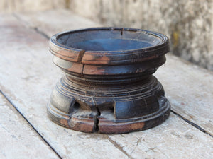 Portacandele indiano ricavato da un antico separatore per il riso indiano in legno di teak inciso, oggetti di lavoro antichi usati per cereali.dimensioni diametro 15 h10cm