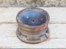 Carica l&#39;immagine nel visualizzatore di Gallery, Portacandele indiano ricavato da un antico separatore per il riso indiano in legno di teak inciso, oggetti di lavoro antichi usati per cereali.dimensioni diametro 15 h10cm