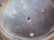 Carica l&#39;immagine nel visualizzatore di Gallery, Portacandele indiano ricavato da un antico separatore per il riso indiano in legno di teak inciso, oggetti di lavoro antichi usati per cereali.dimensioni diametro 15 h10cm