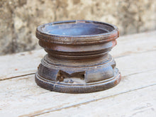Carica l&#39;immagine nel visualizzatore di Gallery, Portacandele indiano ricavato da un antico separatore per il riso indiano in legno di teak inciso, oggetti di lavoro antichi usati per cereali.dimensioni diametro 15 h10cm