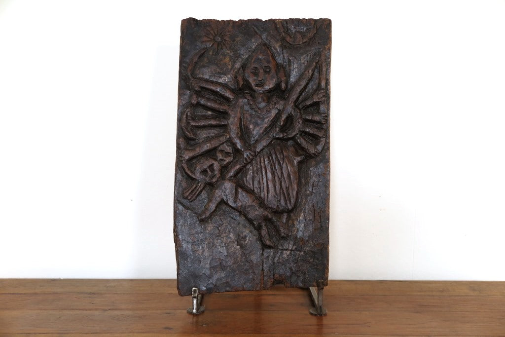 antico pannello inciso in legno di teak databile primi '900 raffigurante Kalì, una divinità femminile hindu, descritta come battagliera e feroce, spesso associata al dio Siva del quale, in alcuni testi, incarna gli aspetti complementari. In alcune tradizioni tantriche Kālī è adorata come realtà ultima, dea al contempo personale e impersonale, al di sopra di ogni altra divinità e manifestazione del cosmo.  dotata di basamento. dimensioni 29x56xprof19cm.