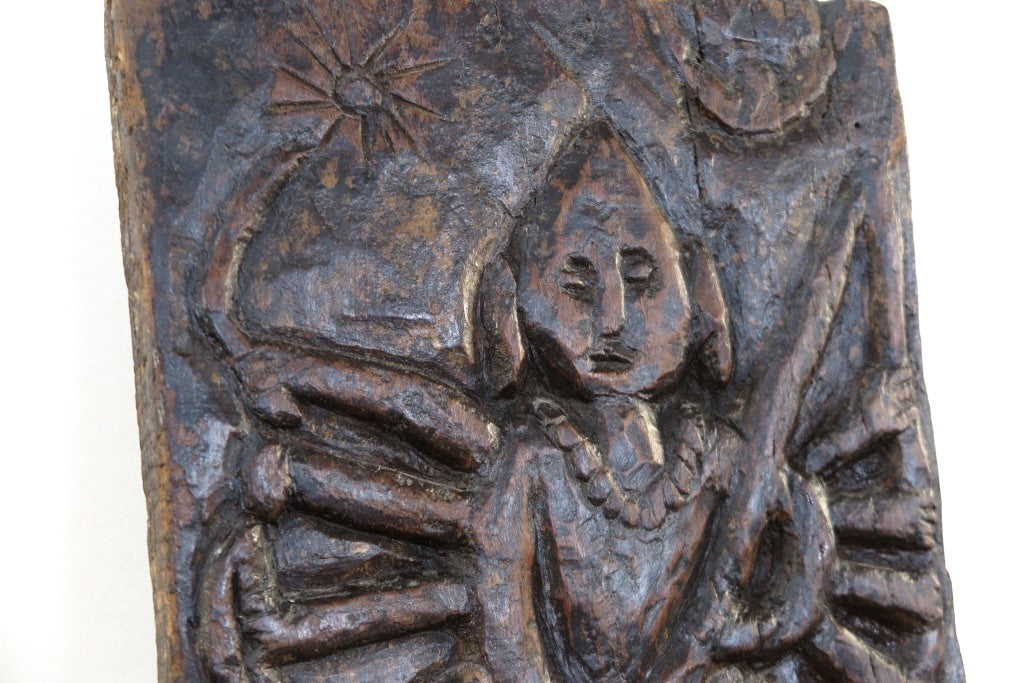 antico pannello inciso in legno di teak databile primi '900 raffigurante Kalì, una divinità femminile hindu, descritta come battagliera e feroce, spesso associata al dio Siva del quale, in alcuni testi, incarna gli aspetti complementari. In alcune tradizioni tantriche Kālī è adorata come realtà ultima, dea al contempo personale e impersonale, al di sopra di ogni altra divinità e manifestazione del cosmo.  dotata di basamento. dimensioni 29x56xprof19cm.