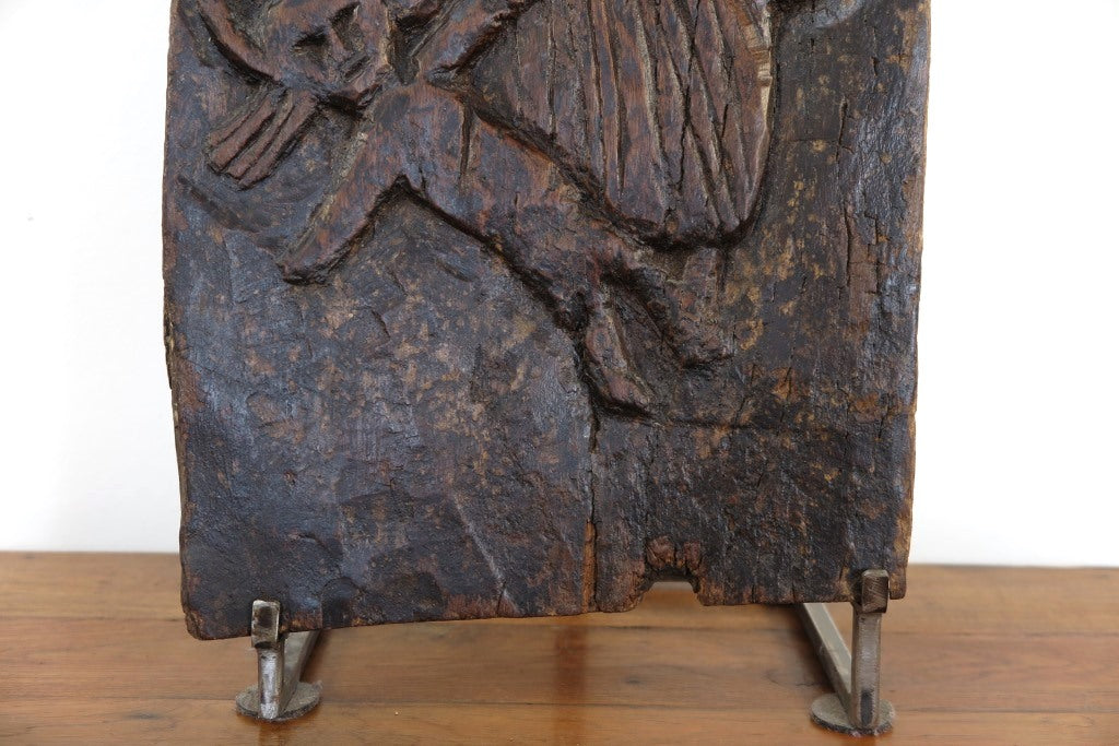 antico pannello inciso in legno di teak databile primi '900 raffigurante Kalì, una divinità femminile hindu, descritta come battagliera e feroce, spesso associata al dio Siva del quale, in alcuni testi, incarna gli aspetti complementari. In alcune tradizioni tantriche Kālī è adorata come realtà ultima, dea al contempo personale e impersonale, al di sopra di ogni altra divinità e manifestazione del cosmo.  dotata di basamento. dimensioni 29x56xprof19cm.