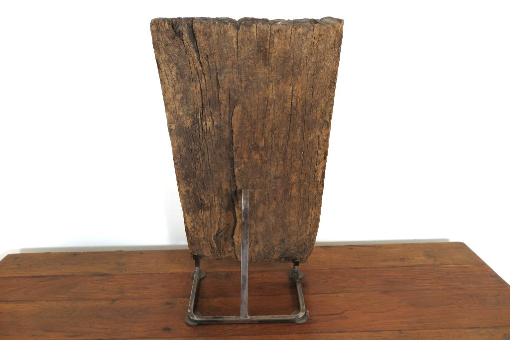 antico pannello inciso in legno di teak databile primi '900 raffigurante Kalì, una divinità femminile hindu, descritta come battagliera e feroce, spesso associata al dio Siva del quale, in alcuni testi, incarna gli aspetti complementari. In alcune tradizioni tantriche Kālī è adorata come realtà ultima, dea al contempo personale e impersonale, al di sopra di ogni altra divinità e manifestazione del cosmo.  dotata di basamento. dimensioni 29x56xprof19cm.