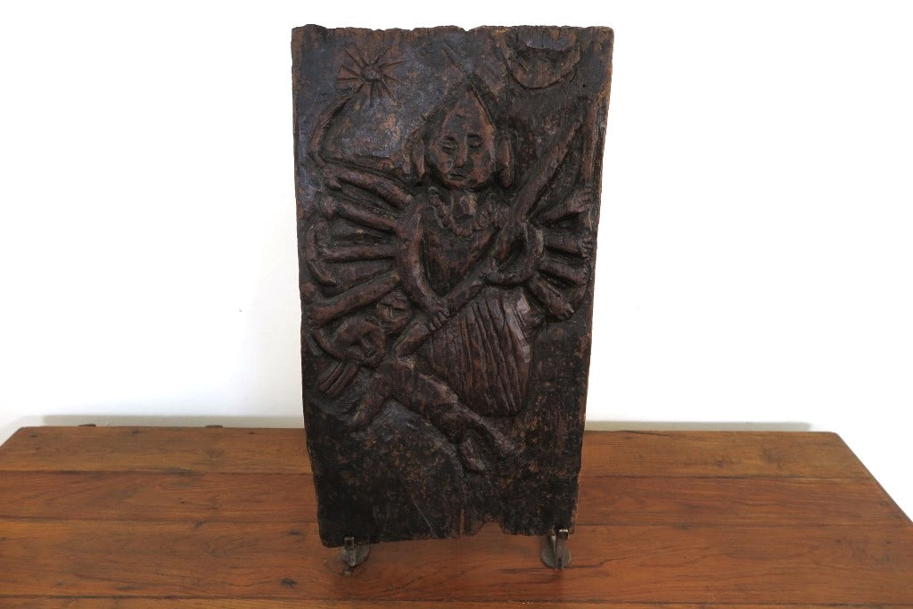 antico pannello inciso in legno di teak databile primi '900 raffigurante Kalì, una divinità femminile hindu, descritta come battagliera e feroce, spesso associata al dio Siva del quale, in alcuni testi, incarna gli aspetti complementari. In alcune tradizioni tantriche Kālī è adorata come realtà ultima, dea al contempo personale e impersonale, al di sopra di ogni altra divinità e manifestazione del cosmo.  dotata di basamento. dimensioni 29x56xprof19cm.