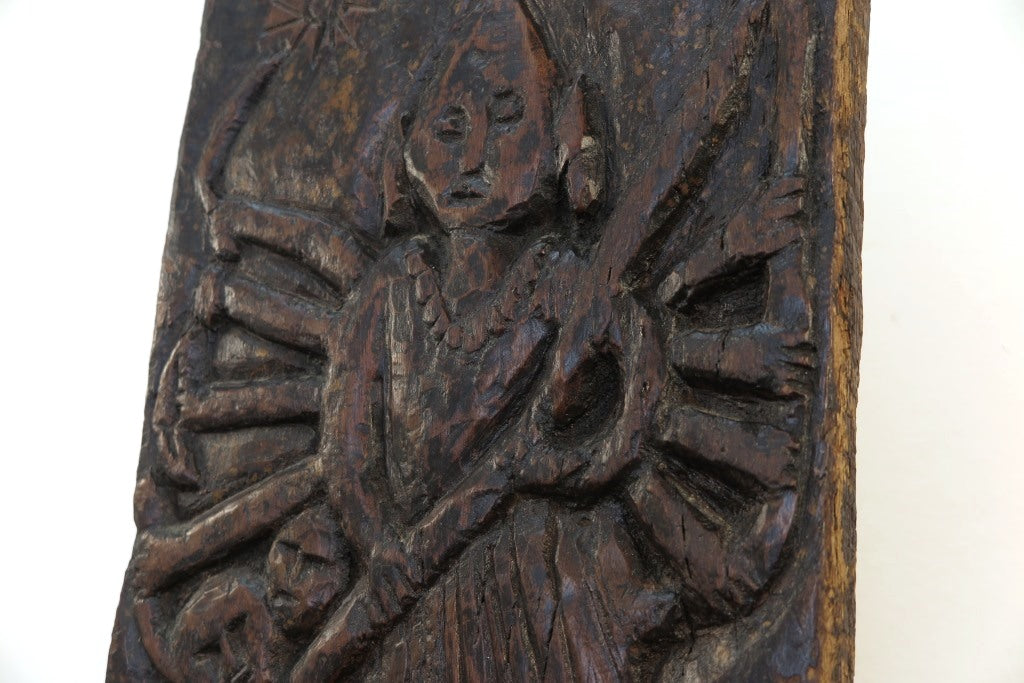 antico pannello inciso in legno di teak databile primi '900 raffigurante Kalì, una divinità femminile hindu, descritta come battagliera e feroce, spesso associata al dio Siva del quale, in alcuni testi, incarna gli aspetti complementari. In alcune tradizioni tantriche Kālī è adorata come realtà ultima, dea al contempo personale e impersonale, al di sopra di ogni altra divinità e manifestazione del cosmo.  dotata di basamento. dimensioni 29x56xprof19cm.
