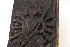 antico pannello inciso in legno di teak databile primi '900 raffigurante Kalì, una divinità femminile hindu, descritta come battagliera e feroce, spesso associata al dio Siva del quale, in alcuni testi, incarna gli aspetti complementari. In alcune tradizioni tantriche Kālī è adorata come realtà ultima, dea al contempo personale e impersonale, al di sopra di ogni altra divinità e manifestazione del cosmo.  dotata di basamento. dimensioni 29x56xprof19cm.