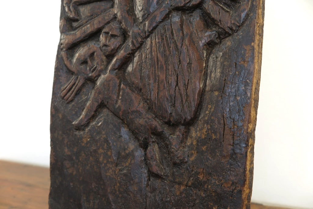 antico pannello inciso in legno di teak databile primi '900 raffigurante Kalì, una divinità femminile hindu, descritta come battagliera e feroce, spesso associata al dio Siva del quale, in alcuni testi, incarna gli aspetti complementari. In alcune tradizioni tantriche Kālī è adorata come realtà ultima, dea al contempo personale e impersonale, al di sopra di ogni altra divinità e manifestazione del cosmo.  dotata di basamento. dimensioni 29x56xprof19cm.