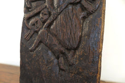 antico pannello inciso in legno di teak databile primi '900 raffigurante Kalì, una divinità femminile hindu, descritta come battagliera e feroce, spesso associata al dio Siva del quale, in alcuni testi, incarna gli aspetti complementari. In alcune tradizioni tantriche Kālī è adorata come realtà ultima, dea al contempo personale e impersonale, al di sopra di ogni altra divinità e manifestazione del cosmo.  dotata di basamento. dimensioni 29x56xprof19cm.