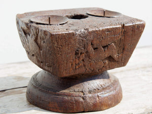 portacandele indiano ricavato da un antico separatore per il riso indiano in legno di teak inciso, oggetti di lavoro antichi usati per cereali .  dimensioni 15x13xh11cm