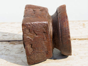portacandele indiano ricavato da un antico separatore per il riso indiano in legno di teak inciso, oggetti di lavoro antichi usati per cereali .  dimensioni 15x13xh11cm