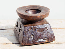 Carica l&#39;immagine nel visualizzatore di Gallery, portacandele indiano ricavato da un antico separatore per il riso indiano in legno di teak inciso, oggetti di lavoro antichi usati per cereali .  dimensioni 18x16xh13cm