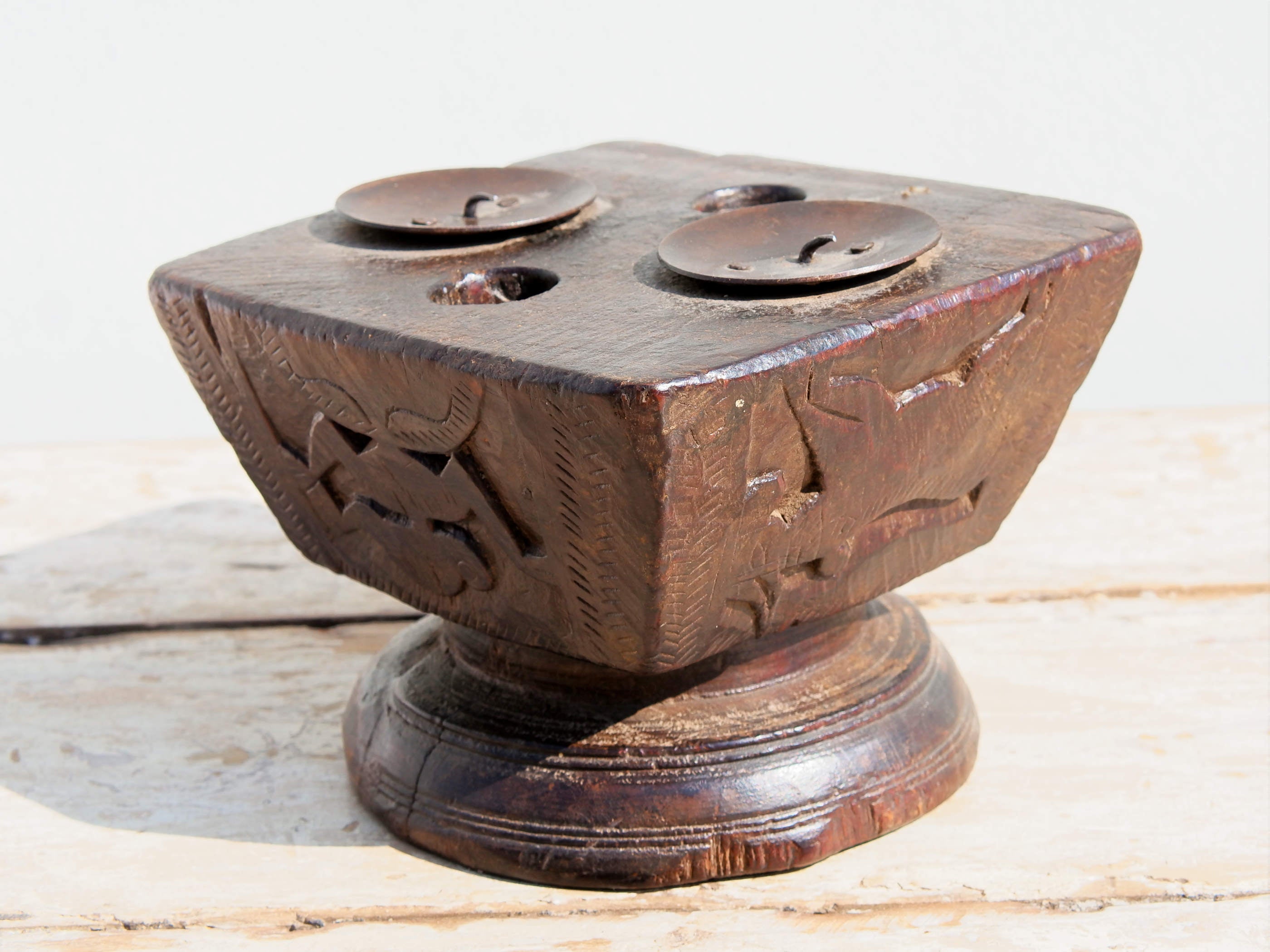 portacandele indiano ricavato da un antico separatore per il riso indiano in legno di teak inciso, oggetti di lavoro antichi usati per cereali .  dimensioni 18x16xh13cm