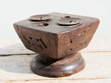 Carica l&#39;immagine nel visualizzatore di Gallery, portacandele indiano ricavato da un antico separatore per il riso indiano in legno di teak inciso, oggetti di lavoro antichi usati per cereali .  dimensioni 18x16xh13cm