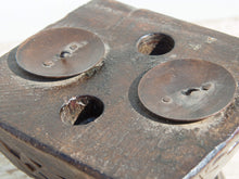 Carica l&#39;immagine nel visualizzatore di Gallery, portacandele indiano ricavato da un antico separatore per il riso indiano in legno di teak inciso, oggetti di lavoro antichi usati per cereali .  dimensioni 18x16xh13cm