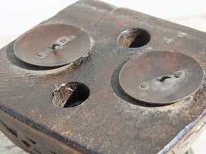 portacandele indiano ricavato da un antico separatore per il riso indiano in legno di teak inciso, oggetti di lavoro antichi usati per cereali .  dimensioni 18x16xh13cm