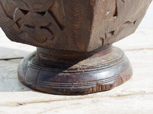 Carica l&#39;immagine nel visualizzatore di Gallery, portacandele indiano ricavato da un antico separatore per il riso indiano in legno di teak inciso, oggetti di lavoro antichi usati per cereali .  dimensioni 18x16xh13cm