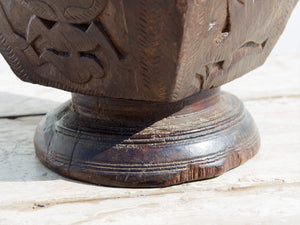 portacandele indiano ricavato da un antico separatore per il riso indiano in legno di teak inciso, oggetti di lavoro antichi usati per cereali .  dimensioni 18x16xh13cm