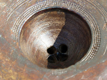 Carica l&#39;immagine nel visualizzatore di Gallery, portacandele indiano ricavato da un antico separatore per il riso indiano in legno di teak inciso, oggetti di lavoro antichi usati per cereali .  dimensioni 18x16xh13cm