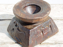 Carica l&#39;immagine nel visualizzatore di Gallery, portacandele indiano ricavato da un antico separatore per il riso indiano in legno di teak inciso, oggetti di lavoro antichi usati per cereali .  dimensioni 18x16xh13cm