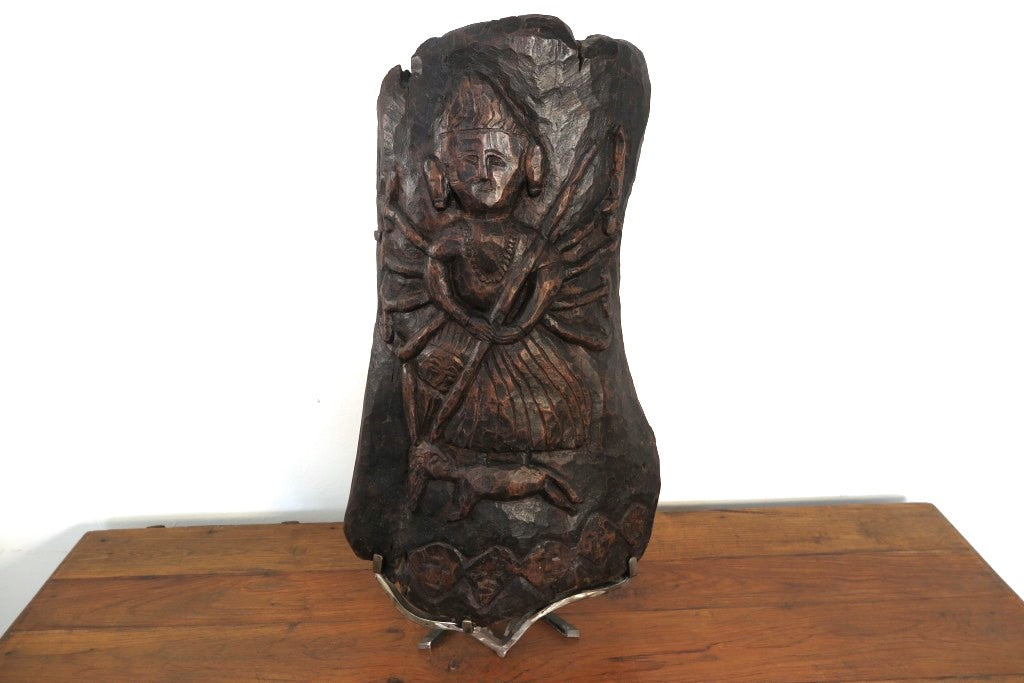 antico pannello inciso in legno di teak databile fine '800 raffigurante Kalì, una divinità femminile hindu, descritta come battagliera e feroce, spesso associata al dio Siva del quale, in alcuni testi, incarna gli aspetti complementari. In alcune tradizioni tantriche Kālī è adorata come realtà ultima, dea al contempo personale e impersonale, al di sopra di ogni altra divinità e manifestazione del cosmo.  dotata di basamento. dimensioni 35x66xprof.22cm